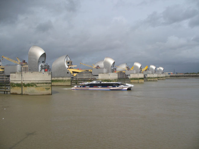 写真５．ロンドンを高潮から守るテムズバリア（出所：Wikipedia）