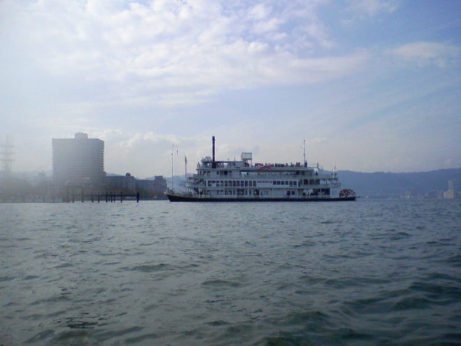 写真６．湖上から見る琵琶湖遊覧船「ミシガン」