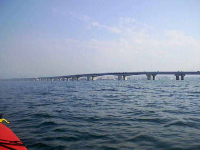 写真４．湖上から見る琵琶湖大橋