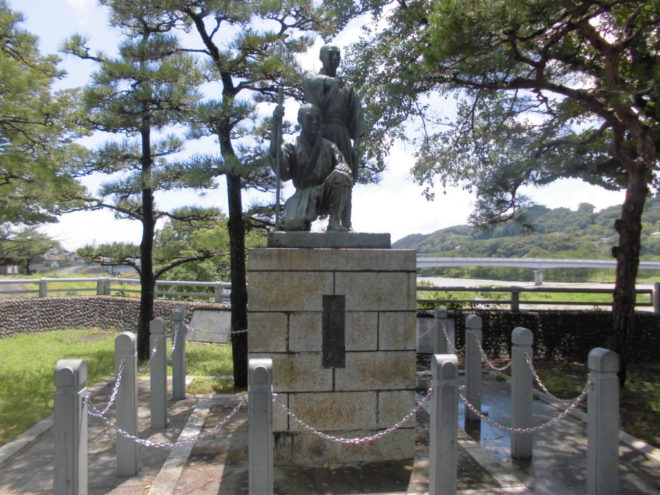 玉川兄弟彫像：羽村取水堰近くに建立