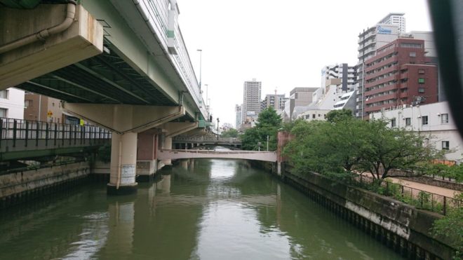 写真11．今橋から下流側を臨む、目の前は東横堀川水門