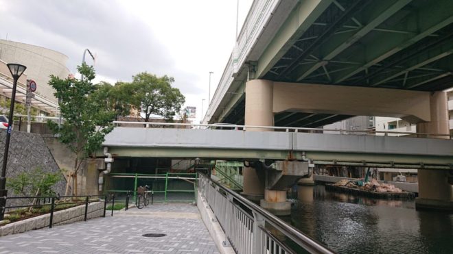 写真32．阪神高速本町橋インターチェンジランプ橋：本町橋船着場から撮影