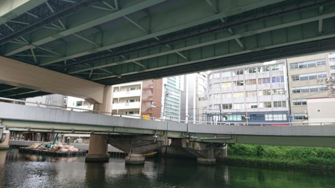 写真33．阪神高速本町橋インターチェンジランプ橋：本町橋船着場から撮影