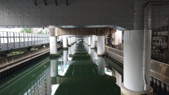 写真４．久宝寺橋より下流を臨む：左岸上部のフェンスは阪神高速道路の流入ランプ