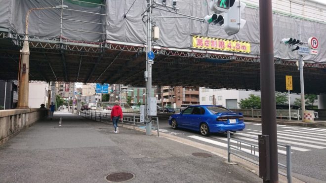写真12．末吉川の舗装面：上部は阪神高速道路のメンテナンス工事中