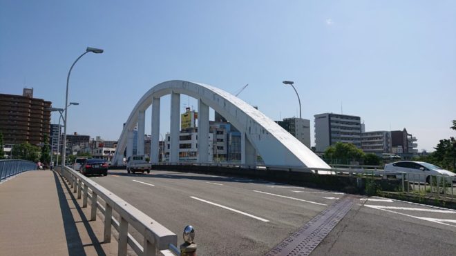 写真47．岩松橋の舗装面
