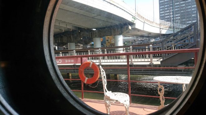 写真48．「珈琲艇」店内窓から道頓堀川を臨む