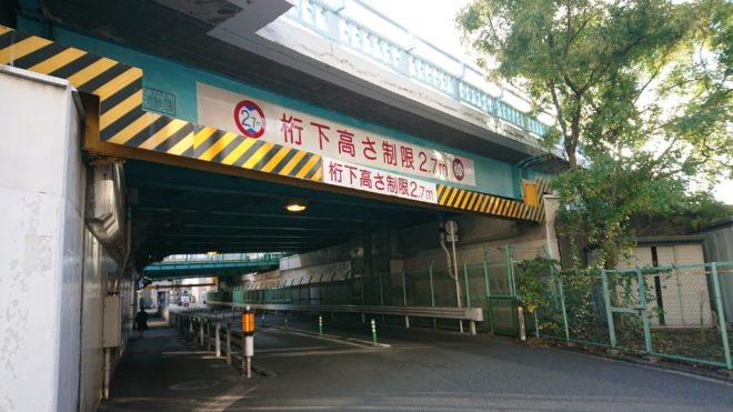 写真39．木津川大橋・中央大通桁下の街路