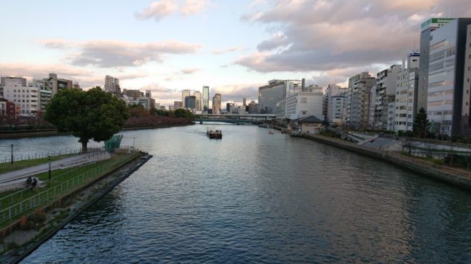写真38．天神橋から上流を臨む：中之島先端が、大川から土佐堀川と堂島川への分岐点