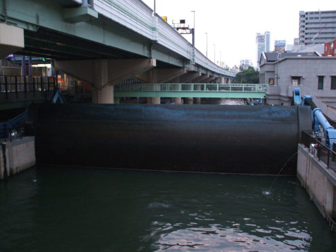 写真19．上流側から見た東横堀川水門