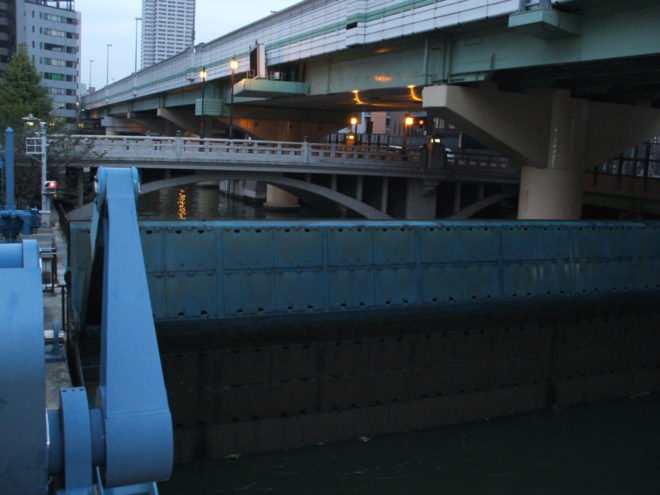 写真20．下流側から見た東横堀川水門