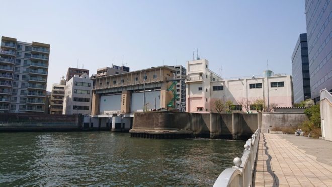 写真24．隅田川から見た亀島川水門