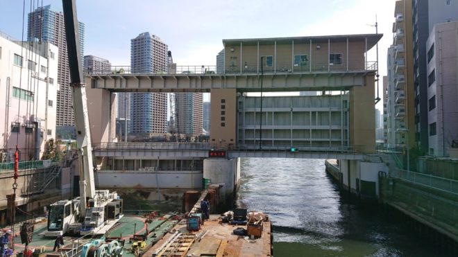 写真21．南高橋から下流を臨む、前方は亀島川水門