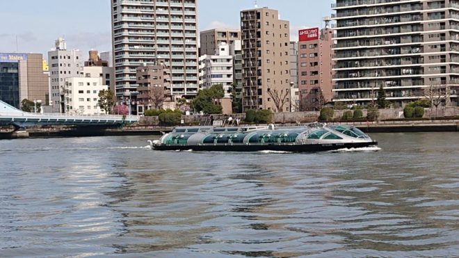 写真35．隅田川を航行する観光船「卑弥呼」
