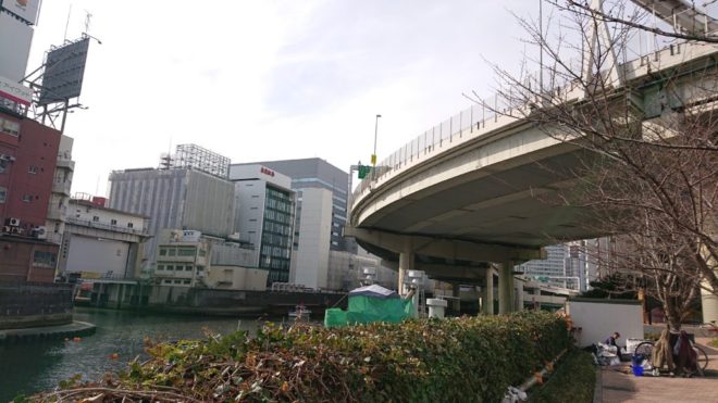 写真15．日本橋川を覆い始める首都高速道路