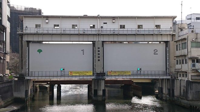 写真13．日本橋川から見た日本橋川水門