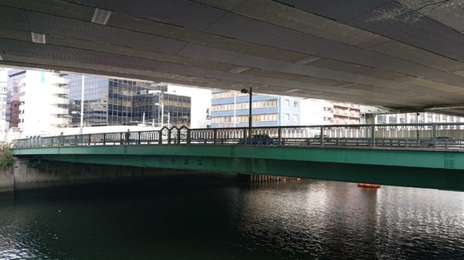 写真17．日本橋川右岸上流側から見た茅場橋