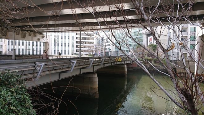写真21．日本橋川右岸下流側から見た鎧橋