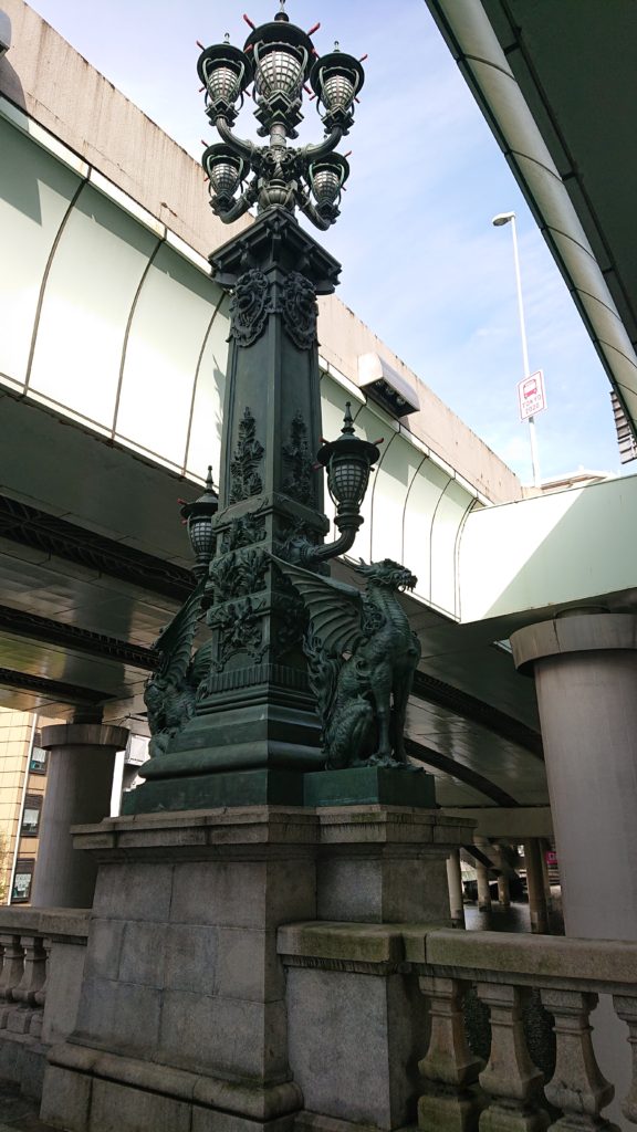 写真53．日本橋下流側の照明灯のある鋳鋼製装飾柱