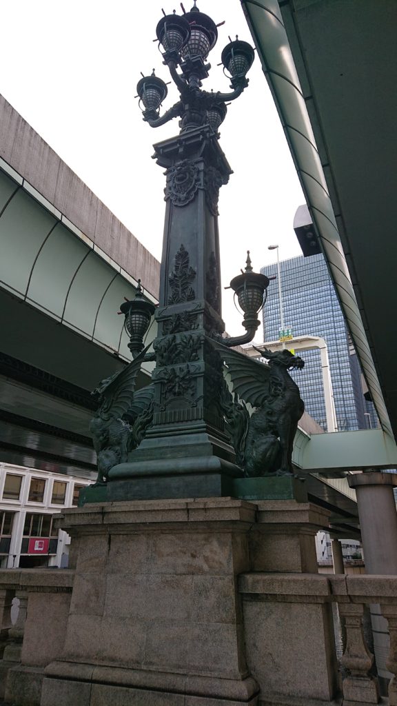 写真54．日本橋上流側の照明灯のある鋳鋼製装飾柱