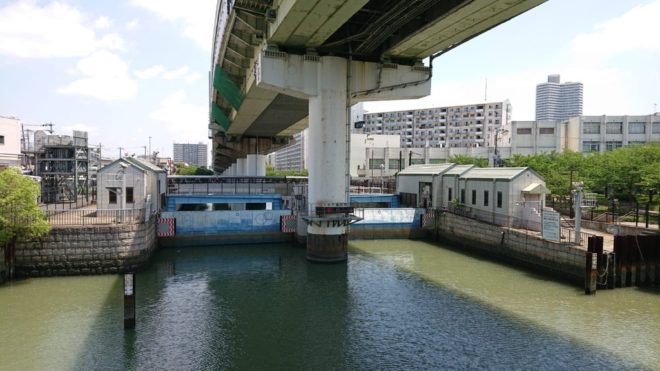 写真17．城北川河口部にある水門、川の上部を阪神高速道路が覆う