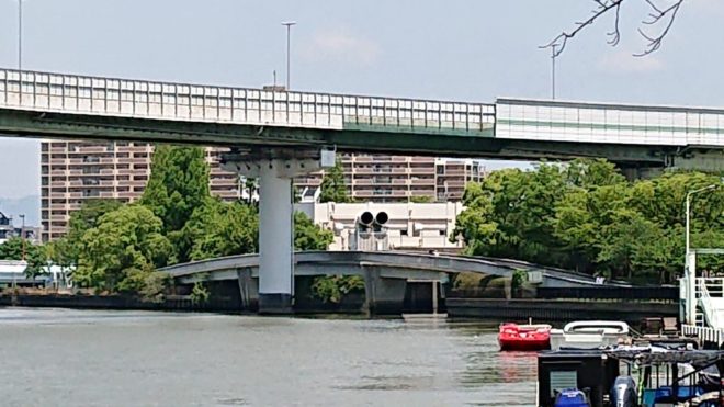 写真15．阪神高速道路下にある春風橋