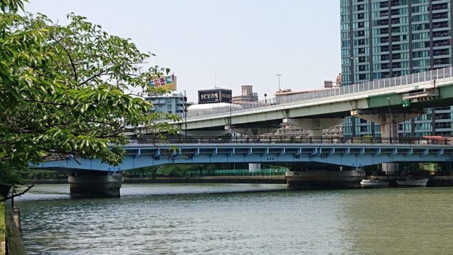 写真２．都島橋：大川左岸上流側から撮影