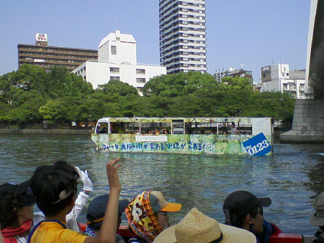 写真23．大川を航行する水陸両用観光バス（2008年）